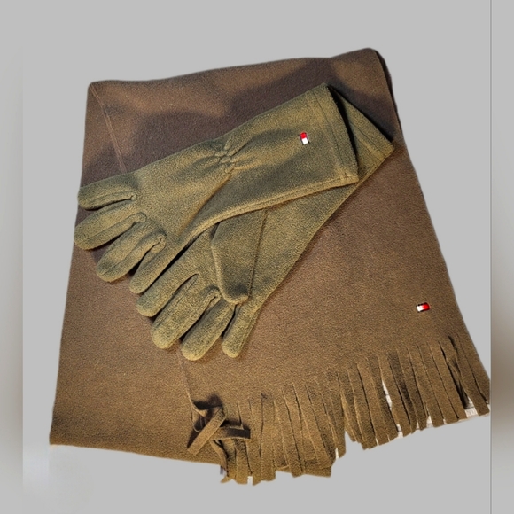 Tommy Hilfiger fleece scarf and gloves - Picture 5 of 5